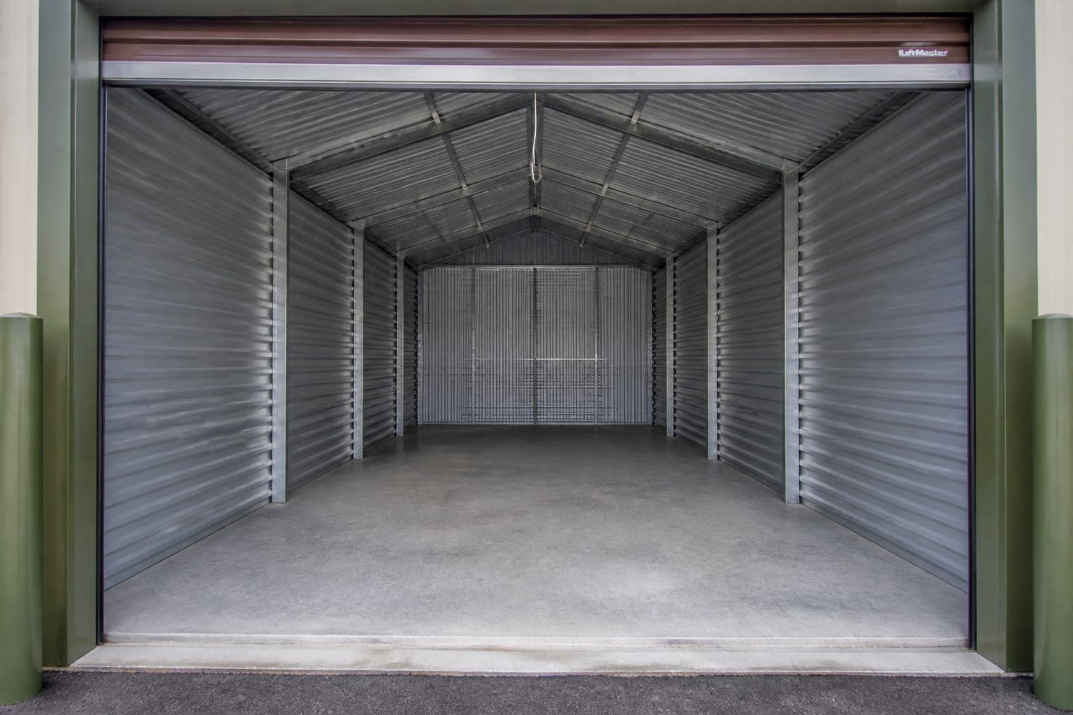 Coqui Self Storage en Aguadilla, interior drive-up